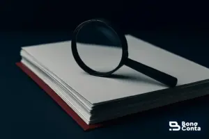 Lupa sobre documentos financeiros — revisão de risco e autuações fiscais na transição — Bono Conta
