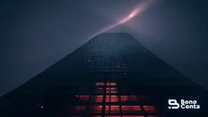 Torre corporativa sob escrutínio ao anoitecer — risco fiscal — Bono Conta