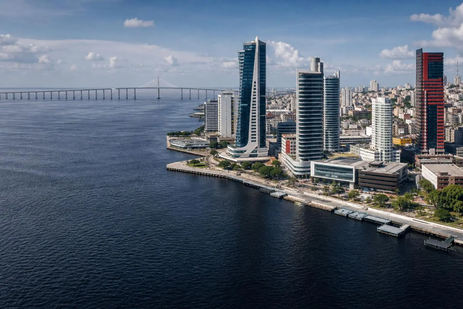 Orla de Manaus sobre o Rio Negro, com a Ponte Rio Negro ao fundo